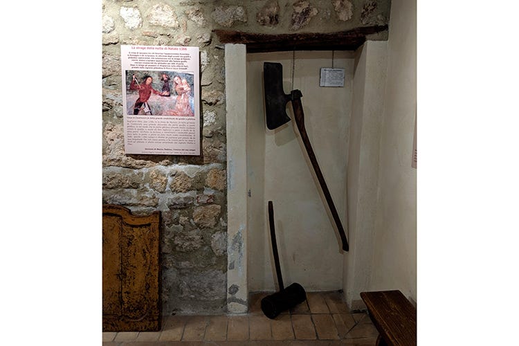 Il museo, allestito interamente da Elio, ripercorre la storia del Castello: nella foto uno strumento utilizzato per mozzare i piedi a coloro che avessero rubato del grano, destinato alla comunità 