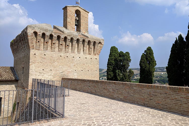 Sulla cima della Rocca di Mendola: nella torre campanaria, la campana benedetta da Papa Clemente VIII