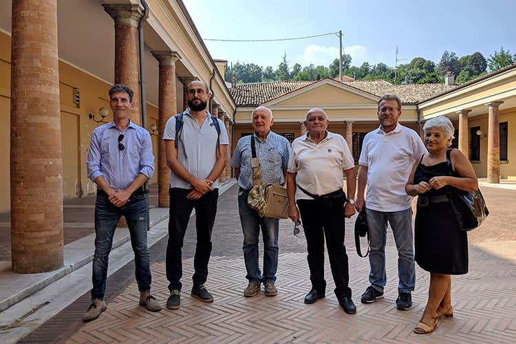 Michele Drudi, Aurora Bombacci e Luciano Ravaglioli insieme ad altri del Comune di Mendola