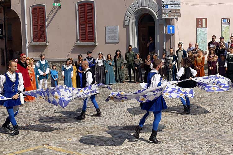 93ª Festa dell'ospitalità di Bertinoro: gli sbandieratori
