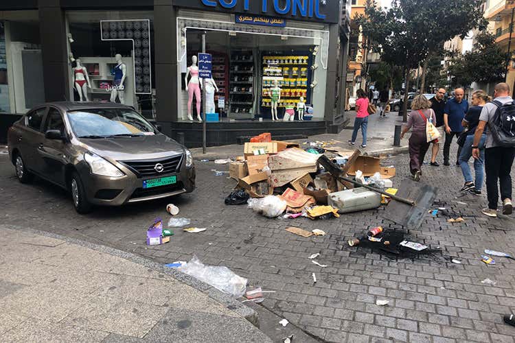 Tassa su Whatsapp e carovita Libano bloccato dalle proteste