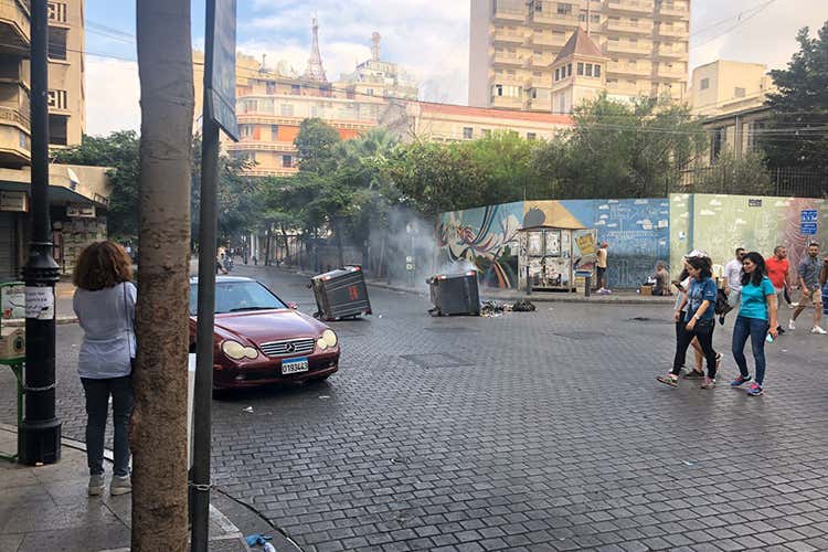 Tassa su Whatsapp e carovita Libano bloccato dalle proteste