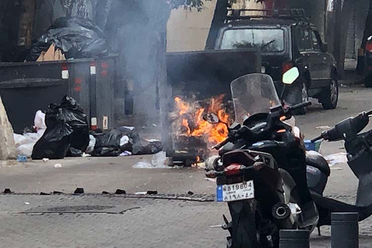 Tassa su Whatsapp e carovita Libano bloccato dalle proteste