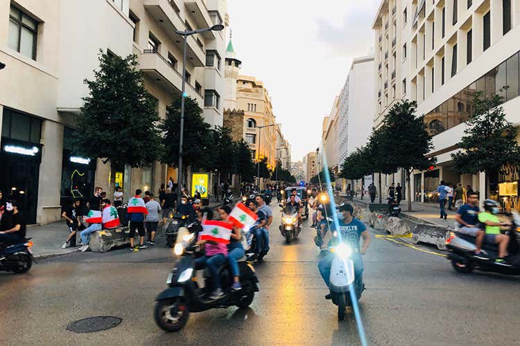 Tassa su Whatsapp e carovita Libano bloccato dalle proteste