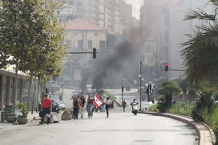 Tassa su Whatsapp e carovita Libano bloccato dalle proteste