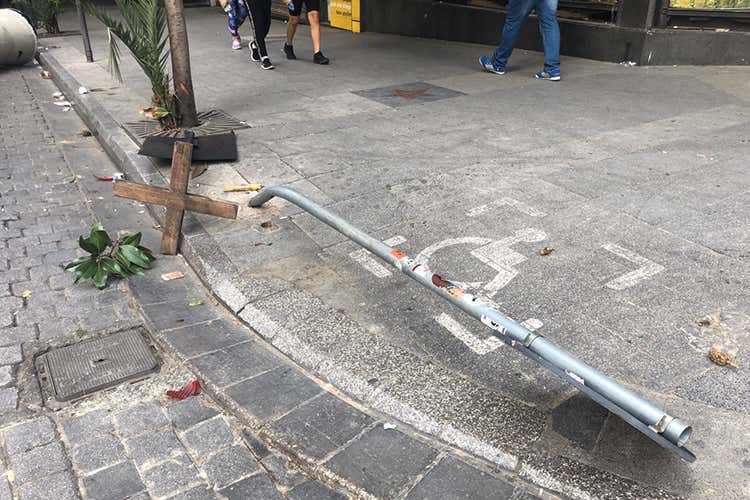 Tassa su Whatsapp e carovita Libano bloccato dalle proteste