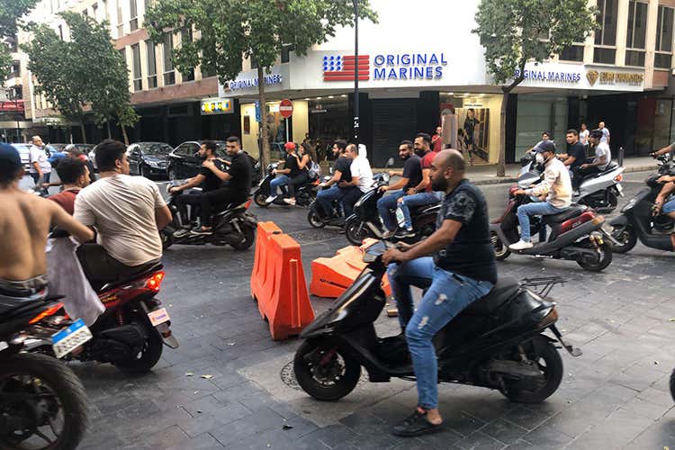 Tassa su Whatsapp e carovita Libano bloccato dalle proteste
