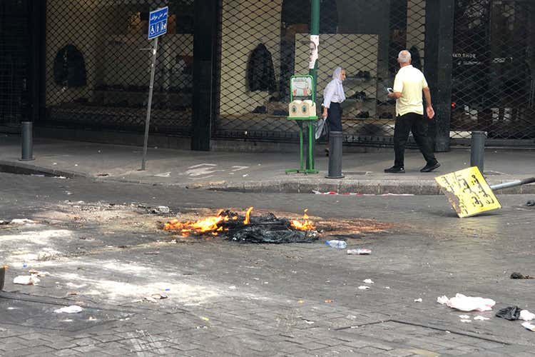 Tassa su Whatsapp e carovita Libano bloccato dalle proteste