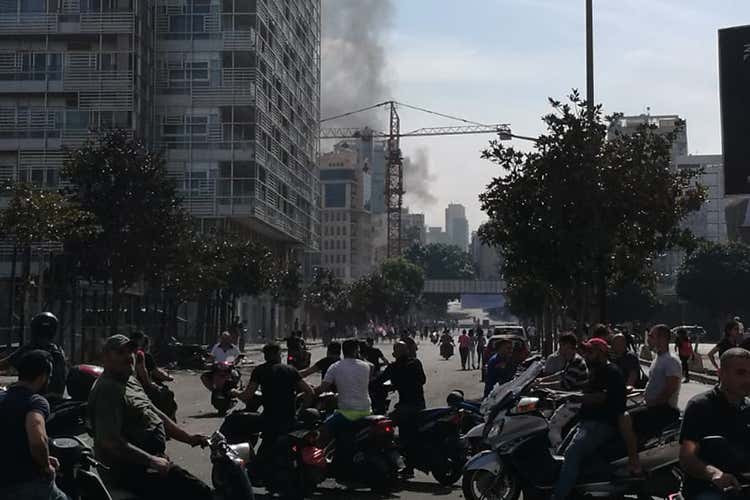 Tassa su Whatsapp e carovita Libano bloccato dalle proteste