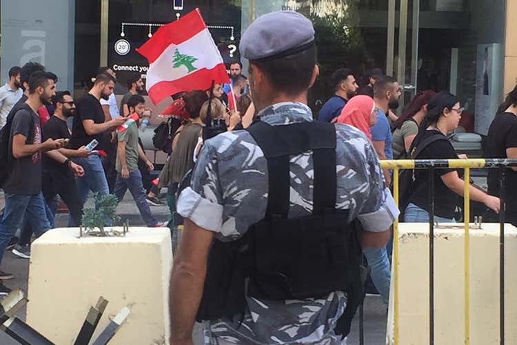 Tassa su Whatsapp e carovita Libano bloccato dalle proteste