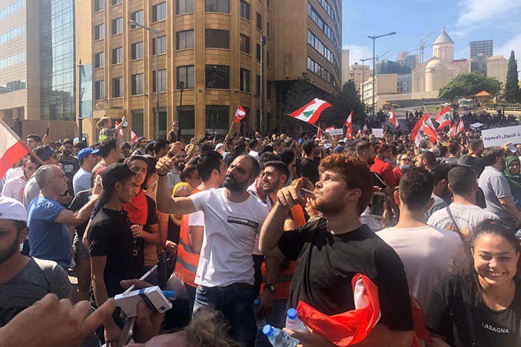 Tassa su Whatsapp e carovita Libano bloccato dalle proteste