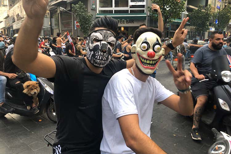 Tassa su Whatsapp e carovita Libano bloccato dalle proteste