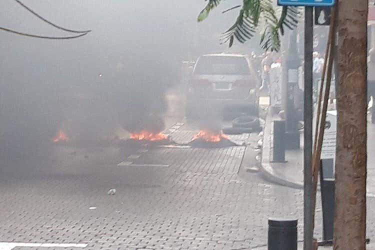Tassa su Whatsapp e carovita Libano bloccato dalle proteste