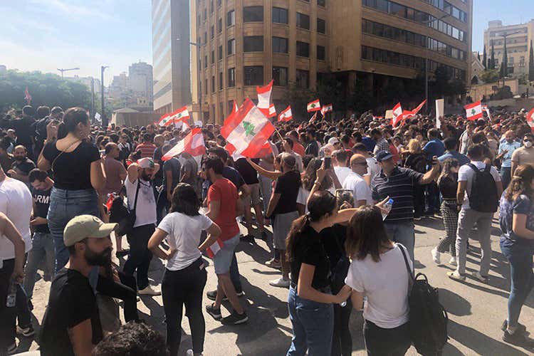 Tassa su Whatsapp e carovita Libano bloccato dalle proteste