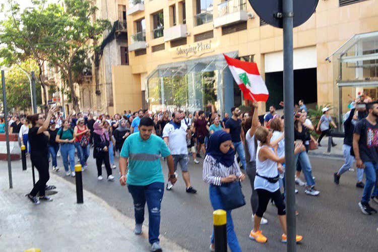 Tassa su Whatsapp e carovita Libano bloccato dalle proteste