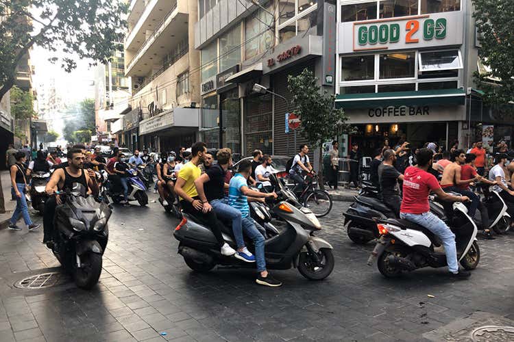 Tassa su Whatsapp e carovita Libano bloccato dalle proteste