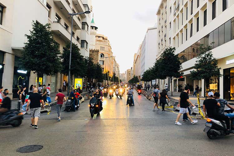 Tassa su Whatsapp e carovita Libano bloccato dalle proteste