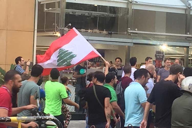 Tassa su Whatsapp e carovita Libano bloccato dalle proteste