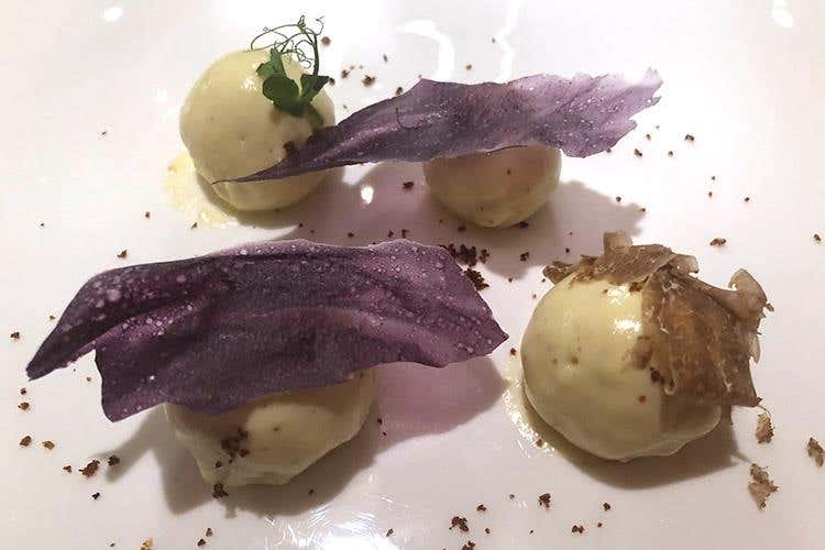 Gnocchi di patate ripieni di cotechino, vaniglia, salsa tartufata e croccante di patate violette (Tavola e cinema, un tributo a Nero Wolfe 
Claudio Sadler e Andy Luotto ai fornelli)