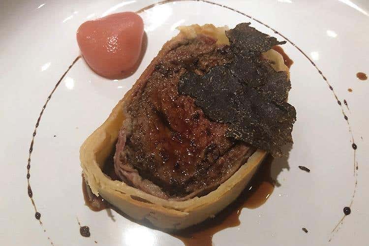 Filetto di bue prussiano alla Wellington nuova versione, sformato di rabarbaro e salsa norcina (Tavola e cinema, un tributo a Nero Wolfe 
Claudio Sadler e Andy Luotto ai fornelli)
