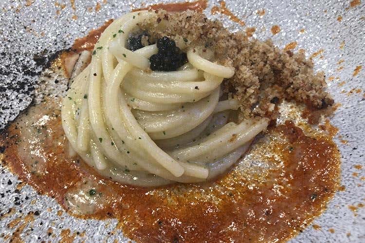 Spaghettoni Masciarelli Miseria e Nobiltà, pane atturrato e caviale Asetra (Terrazza Gallia, nuovo menu estivo