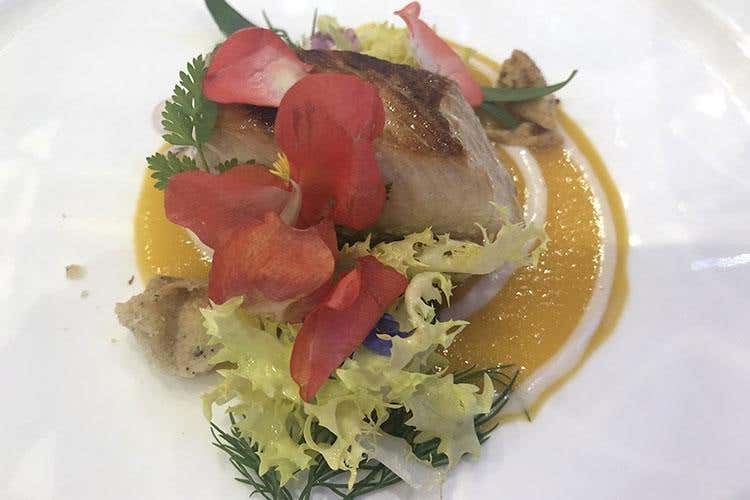 Ricciola alla brace, pomodoro giallo, taralli, erbe e fiori(Terrazza Gallia, nuovo menu estivo