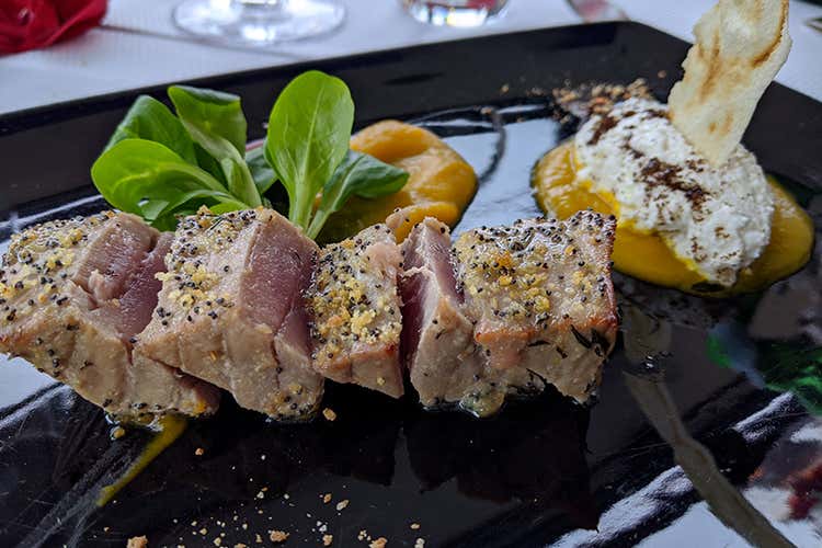 Lombata di tonno su purea di zucca con quenelle di ricotta e polvere di caffè (Terrazza Manzotti, 4 generazioni 
di buona cucina con vista sull'Adda)