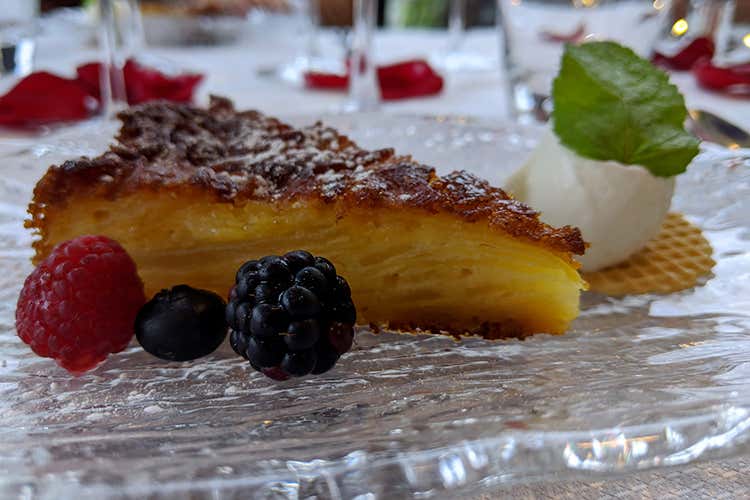 Delizia di mele tiepida con gelato (Terrazza Manzotti, 4 generazioni 
di buona cucina con vista sull'Adda)