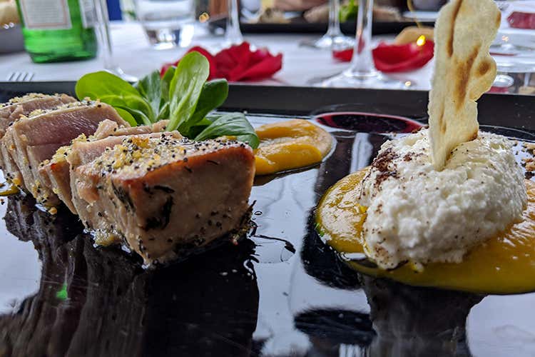 Lombata di tonno su purea di zucca con quenelle di ricotta e polvere di caffè (Terrazza Manzotti, 4 generazioni 
di buona cucina con vista sull'Adda)