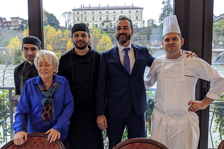 Enrica e Francesco Manzotti, lo chef Eriseld Spahiu e lo staff di cucina (Terrazza Manzotti, 4 generazioni 
di buona cucina con vista sull'Adda)