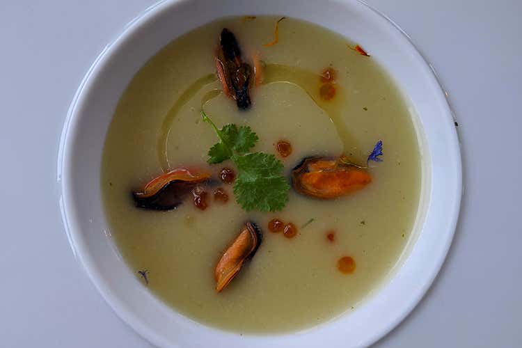 Vellutata di patate con cozze e uova di salmone (Terrazza Manzotti, 4 generazioni 
di buona cucina con vista sull'Adda)