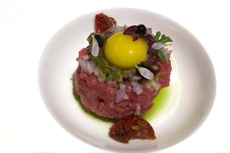 (Tina Marcelli nelle cucine del Feuerstein: 
«Obiettivi? Ristorante gourmet e stella»)