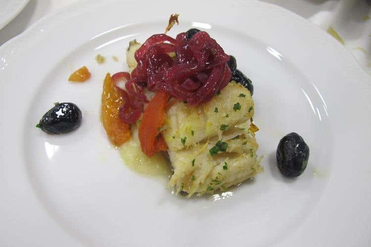 Stocco soffritto con cipolla, crema di patate e cipolla rossa di Tropea in agrodolce - Tipicità, efficace strumento di marketing per saperi e sapori delle Marche