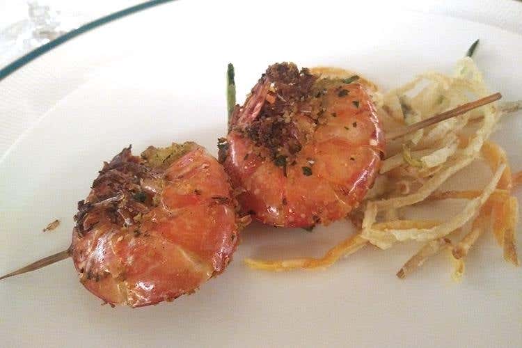 Italia-Albania: Spiedone di code di gambero ai carboni su verdure croccanti - Fabio Romagnoli (Tipicità in Blu, alla 5ª edizione 
si parla di mare, si parla di economia)