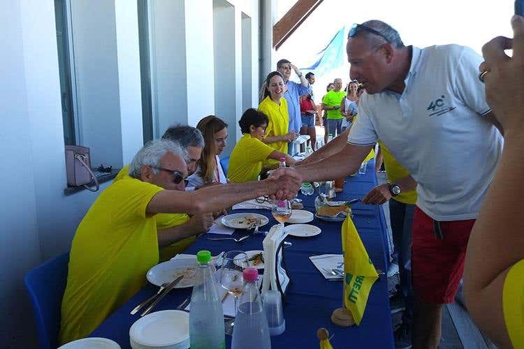 Sailing Chef: un concorrente stringe la mano a un giurato (Tipicità in Blu, alla 5ª edizione 
si parla di mare, si parla di economia)