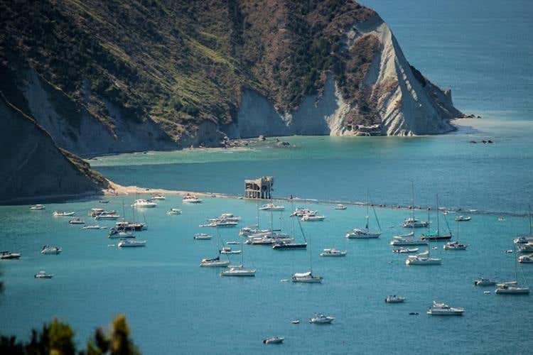 (Tipicità in blu 
Dove il mare incontra le persone)