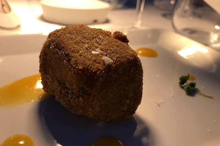 L'involtino di melanzane con caciocavallo locale, impanato, fritto e servito su letto di pomodorini gialli (La Tonnarella, a picco sul mare 
Un po' come sentirsi a casa)