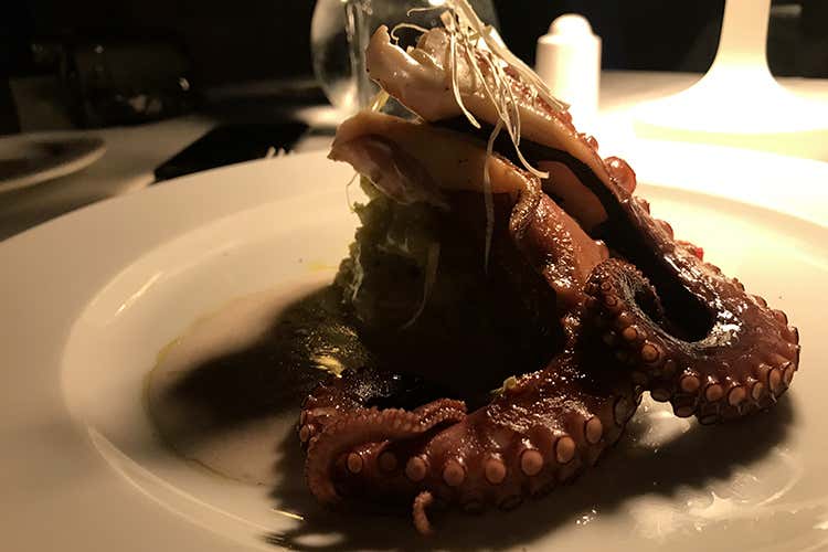 Il polpo su letto di patate al pesto (La Tonnarella, a picco sul mare 
Un po' come sentirsi a casa)