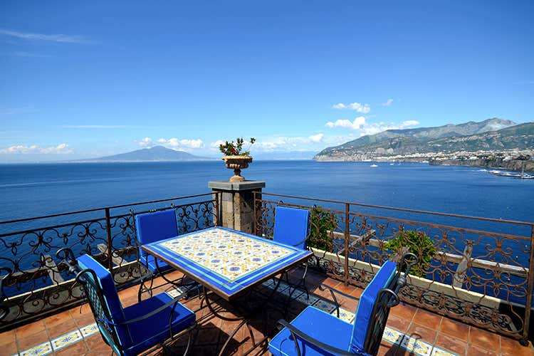 La terrazza panoramica (La Tonnarella, a picco sul mare 
Un po' come sentirsi a casa)