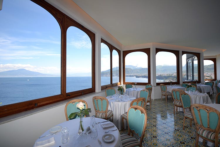 Il ristorante interno (La Tonnarella, a picco sul mare 
Un po' come sentirsi a casa)
