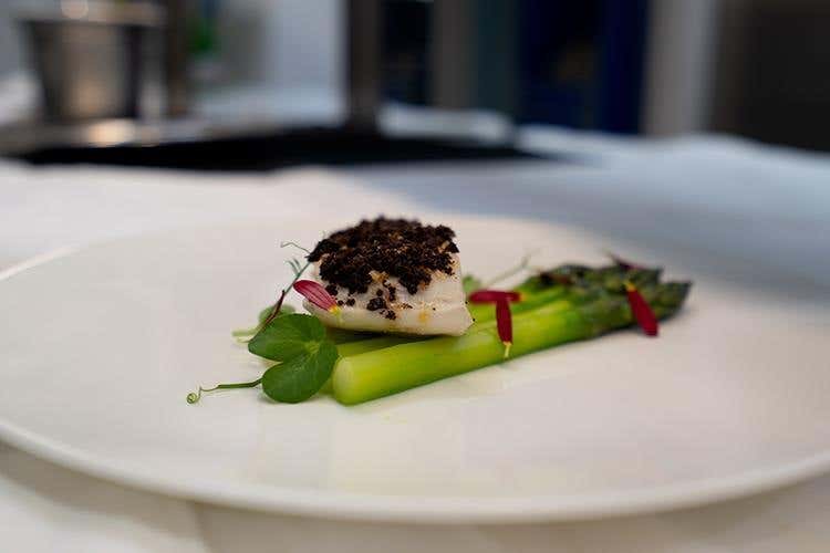 Filetto di ricciola cotto a bassa temperatura in olio cottura Evo Riviera Ligure Dop, asparago di Santhià e polvere di olive taggiasche (Torino capitale del gusto 
con l'Olio Riviera Ligure Dop)