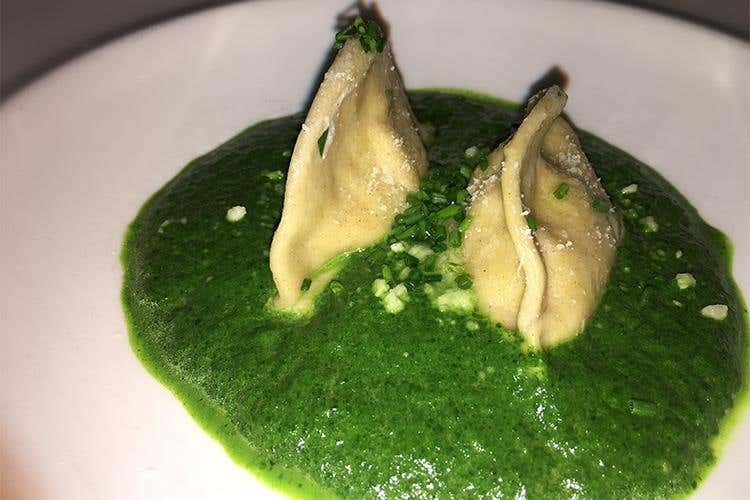 Ravioli di ricotta con salsa verde del ristorante Lilie a Vipiteno, partecipante alle settimane gastronomiche di marzo - Tornano le Settimane della buona cucina 
In Valle Isarco tutto il sapore delle tipicità