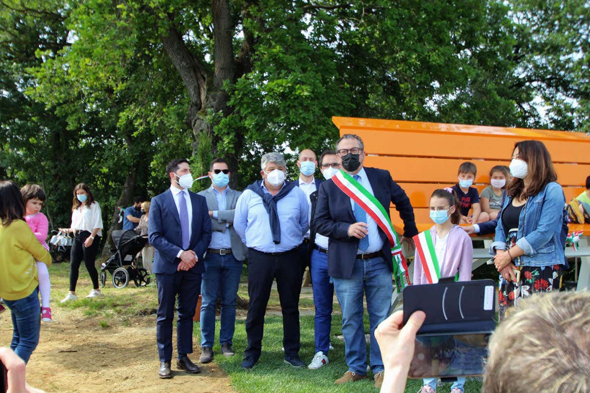 Un momento dell'inaugurazione della Big Bench di Cordevilla