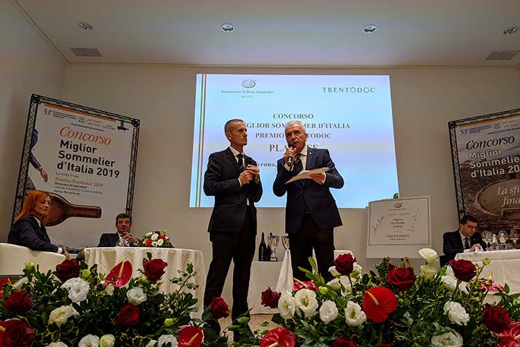 Sul palco il presidente Ais Veneto Marco Aldegheri (Il toscano Valentino Tesi 
è il Miglior sommelier d'Italia Ais)