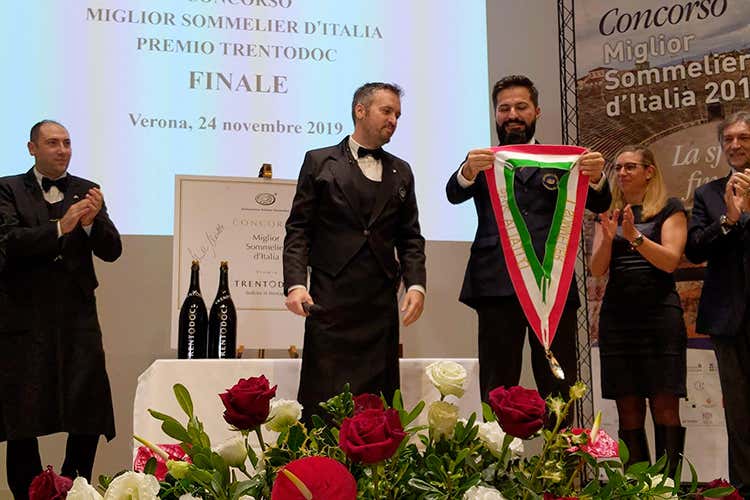 Simone Loguercio si appresta a consegnare a Tesi il tastevin Ais (Il toscano Valentino Tesi 
è il Miglior sommelier d'Italia Ais)
