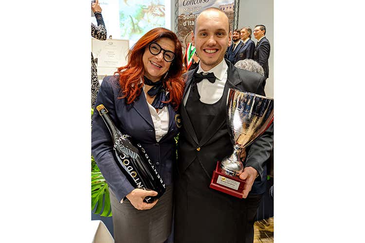 Stefano Berzi con la delegata Ais Bergamo Roberta Agnelli (Il toscano Valentino Tesi 
è il Miglior sommelier d'Italia Ais)