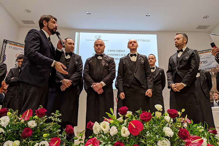 Cristiano Cini sul palco con i quattro finalisti, prima dell'inizio della gara (Il toscano Valentino Tesi 
è il Miglior sommelier d'Italia Ais)