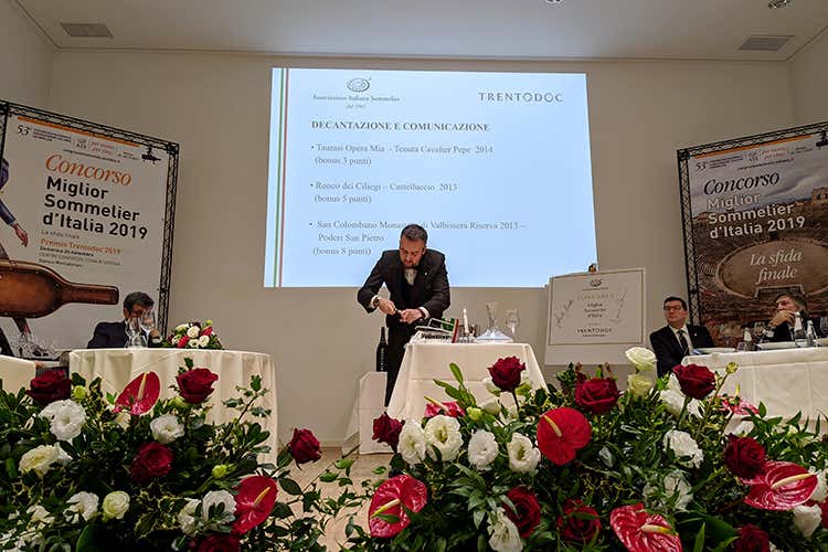 Valentino Tesi al momento del servizio, durante una delle prove (Il toscano Valentino Tesi 
è il Miglior sommelier d'Italia Ais)