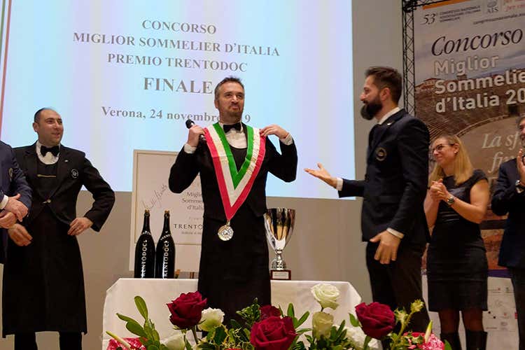 La soddisfazione: Valentino Tesi è il nuovo Miglior sommelier Ais (Il toscano Valentino Tesi 
è il Miglior sommelier d'Italia Ais)