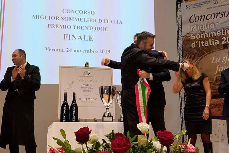 L'abbraccio dei due colleghi e amici (Il toscano Valentino Tesi 
è il Miglior sommelier d'Italia Ais)